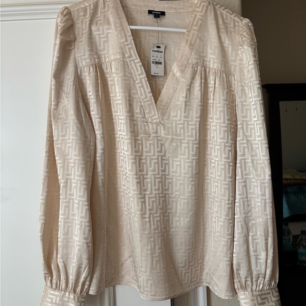 NWT EXPRESS Cream V-Neck Patterned Blouse